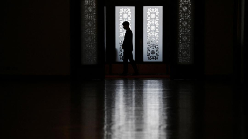 Un guardia de seguridad frente a la Sala del Tíbet del Gran Salón del Pueblo durante la reunión de la delegación del Tíbet en la Asamblea Popular Nacional en Pekín el 6 de marzo de 2024. (Greg Baker/AFP vía Getty Images)
