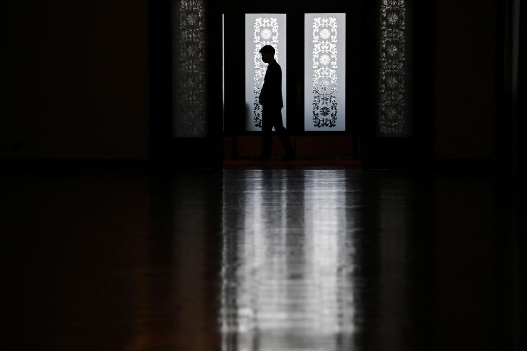 Un guardia de seguridad frente a la Sala del Tíbet del Gran Salón del Pueblo durante la reunión de la delegación del Tíbet en la Asamblea Popular Nacional en Pekín el 6 de marzo de 2024. (Greg Baker/AFP vía Getty Images)