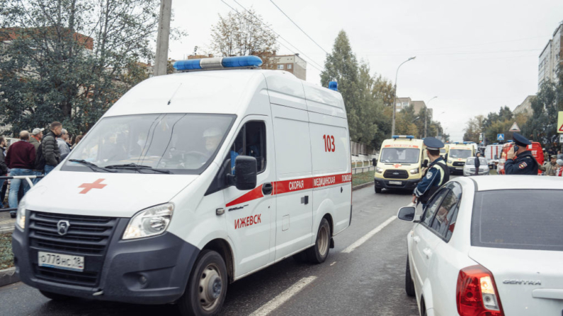 Las ambulancias se desplazan por una carretera cerca del lugar del tiroteo en Rusia, el 26 de septiembre de 2022. (Maria Baklanova/Kommersant Photo/AFP vía Getty Images)