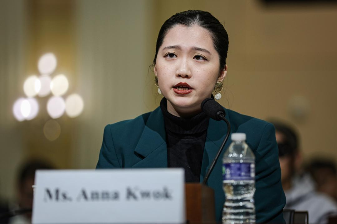 Anna Kwok, directora ejecutiva del Consejo para la Democracia de Hong Kong, declara durante una audiencia ante el Comité Selecto de la Cámara de Representantes de Estados Unidos sobre la Competencia Estratégica entre Estados Unidos y el Partido Comunista Chino en el Capitolio estadounidense el 13 de diciembre de 2023. (Alex Wong/Getty Images)