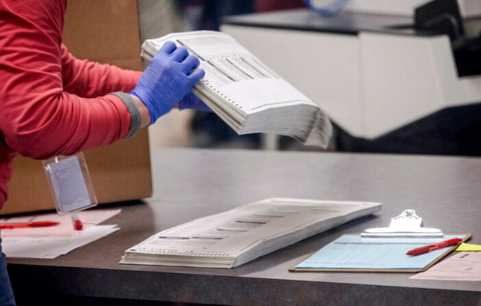 Un trabajador electoral clasifica papeletas en Arizona en una foto de archivo. (John Moore/Getty Images). 