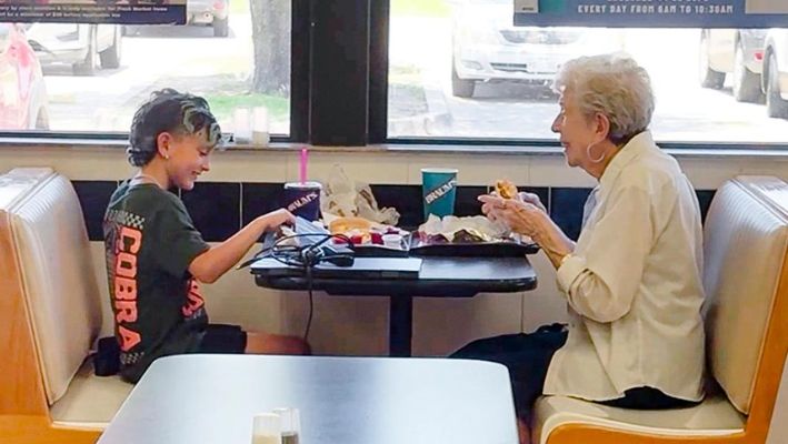 Niño de 7 años decide comer con anciana al verla sola “Dios nos tenía en ese lugar en ese momento”