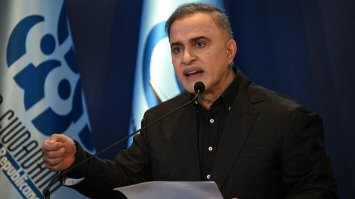 El fiscal general de Venezuela, Tarek William Saab, habla durante una rueda de prensa en la sede del Ministerio Público en Caracas el 29 de julio de 2024, un día después de las elecciones presidenciales venezolanas. (FEDERICO PARRA/AFP vía Getty Images)