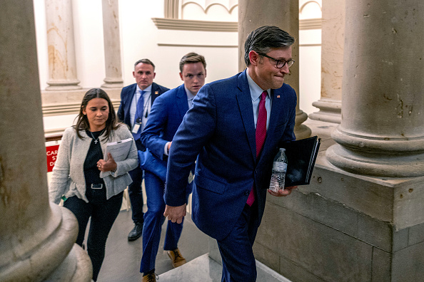 El presidente de la Cámara de Representantes, Mike Johnson (R-LA), se dirige a su oficina antes de la votación sobre el proyecto de ley de financiación del gobierno en el Capitolio de EE. UU. el 18 de septiembre de 2024. (Tasos Katopodis/Getty Images)
