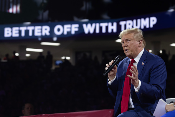 El candidato presidencial republicano y expresidente de Estados Unidos, Donald Trump, habla en el Dort Financial Center en Flint, Michigan, el 17 de septiembre de 2024. (Scott Olson/Getty Images)




