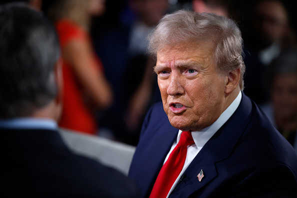 El expresidente Donald Trump, habla con el presentador de FOX News Sean Hannity en la sala de prensa tras el debate con la vicepresidenta Kamala Harris, en el Centro Nacional de la Constitución en Filadelfia el 10 de septiembre de 2024. (Chip Somodevilla/Getty Images)