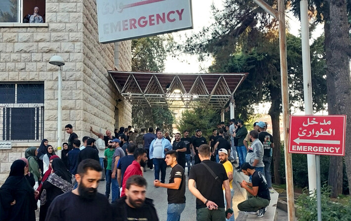 La gente se reúne frente a un hospital en Baalbek, en el este del Líbano, después de que dispositivos de comunicación explotaran por segundo día en los bastiones de Hezbolá en el país, el 18 de septiembre de 2024. (AFP vía Getty Images)