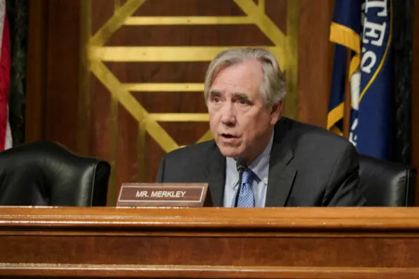 El senador demócrata Jeff Merkley, copresidente de la Comisión Ejecutiva del Congreso sobre China, habla en una audiencia del Congreso sobre estadounidenses detenidos en China, en Washington, el 18 de septiembre de 2024. (Chen Lei/The Epoch Times)