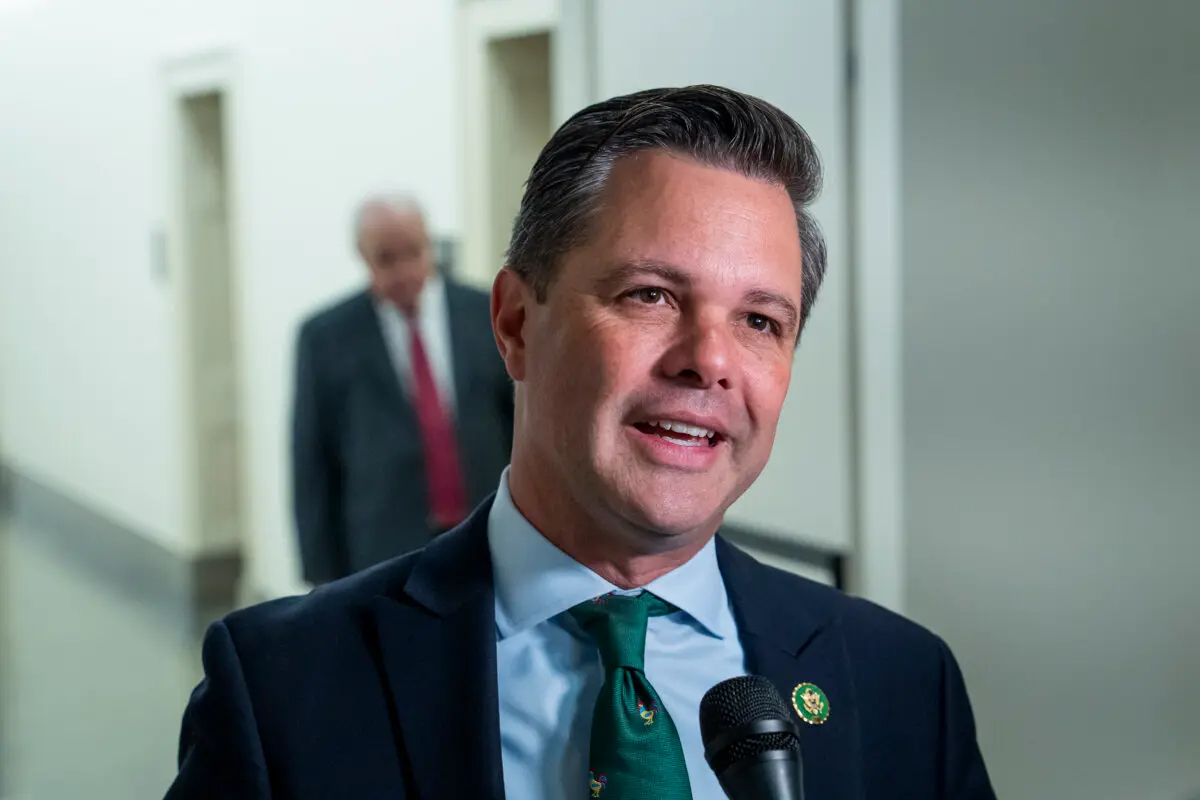 El representante Zachary Nunn (R-Iowa) habla con los periodistas tras una audiencia sobre la sustracción forzada de órganos por parte del Partido Comunista Chino (PCCh) ante la Comisión Ejecutiva del Congreso sobre China, en Washington, el 20 de marzo de 2024. (Madalina Vasiliu/The Epoch Times)