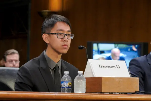 Harrison Li, hijo del ciudadano estadounidense detenido Kai Li, habla en una audiencia del Congreso sobre estadounidenses detenidos en China, en Washington, el 18 de septiembre de 2024. (Chen Lei/The Epoch Times)