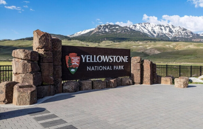 Fotografía proporcionada por el Servicio de Parques Nacionales que muestra un cartel de la entrada norte del Parque Nacional de Yellowstone, el 7 de mayo de 2018. (Jacob W. Frank/Servicio de Parques Nacionales vía AP)