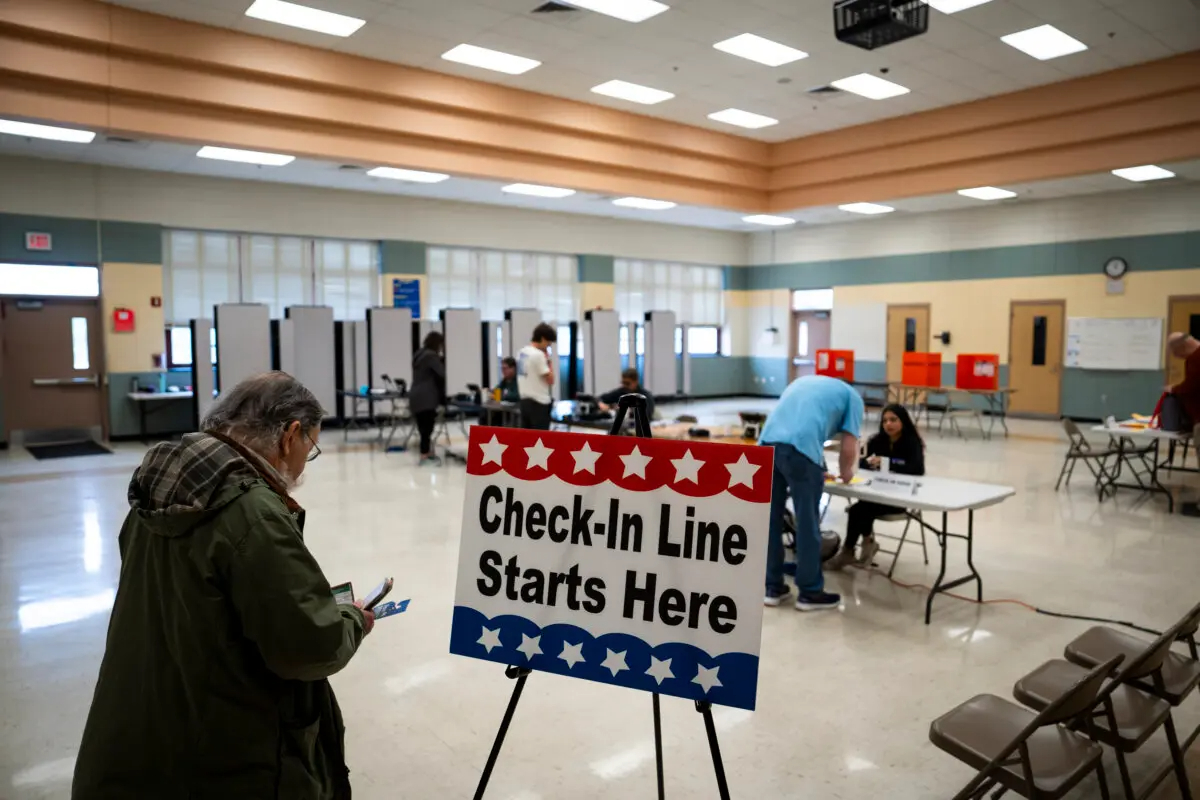 Un votante espera en la fila de registro en un centro de votación durante las elecciones primarias en Elkridge, Maryland, el 14 de mayo de 2024. (Madalina Vasiliu/The Epoch Times)