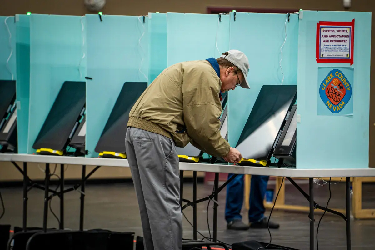 Una persona vota en las elecciones primarias en el Centro Comunitario Desert Breeze en Spring Valley, Nevada, el 6 de febrero de 2024. (Madalina Vasiliu/The Epoch Times)