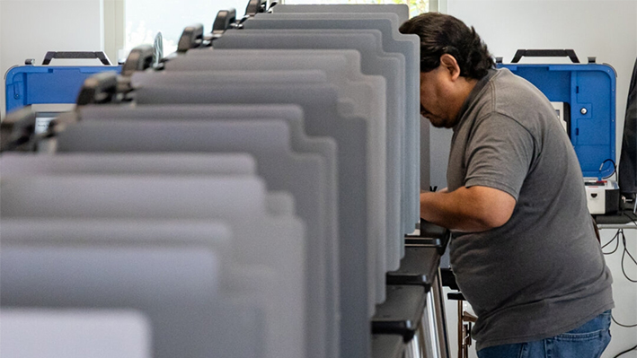 Votantes depositan sus boletas en Garden Grove, California, el 5 de marzo de 2024. (John Fredricks/The Epoch Times)
