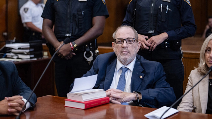 El productor de cine estadounidense Harvey Weinstein asiste a una audiencia judicial en la Corte Penal de Manhattan en Nueva York el 18 de septiembre de 2024. (Jeenah Moon/POOL/AFP vía Getty Images)
