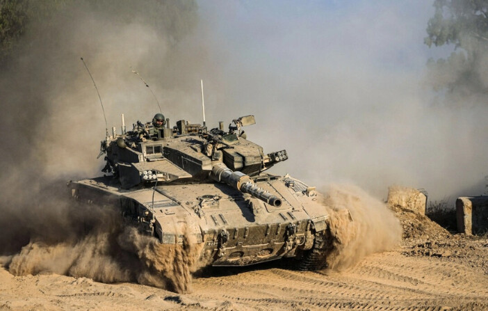 Un tanque israelí cerca de la frontera entre Israel y Gaza, visto desde el sur de Israel, el 14 de julio de 2024. (Tsafrir Abayov/Foto AP).
