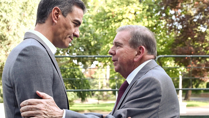 El candidato presidencial venezolano Edmundo González (d) se reúne con el presidente del Gobierno español Pedro Sánchez (i) en el Palacio de la Moncloa en Madrid, España, el 12 de septiembre de 2024. (Fernando Calvo/Palacio de la Moncloa/Reuters)
