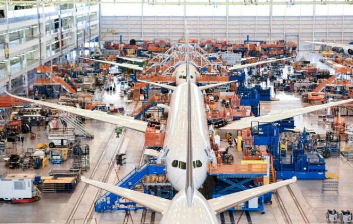 Empleados de Boeing ensamblan 787 dentro del edificio de ensamblaje principal de la compañía en su campus de North Charleston, Carolina del Sur, el 30 de mayo de 2023. (Gavin McIntyre/Pool vía Reuters). 