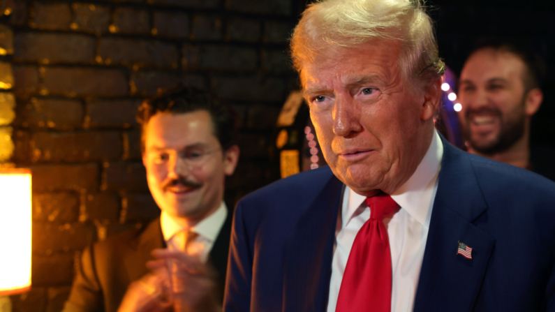 El candidato presidencial republicano, el expresidente de los Estados Unidos Donald Trump, visita un bar con temática de criptomonedas llamado Pubkey en el West Village el 18 de septiembre de 2024 en la ciudad de Nueva York. (Spencer Platt/Getty Images)