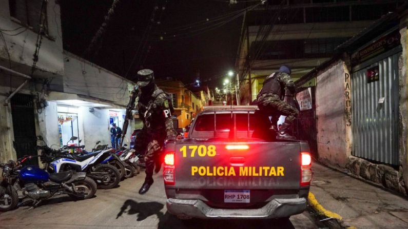 Miembros de la Policía Militar de Orden Público (PMOP) realizan un operativo en una fotografía de archivo. (Johny Magallanes/AFP vía Getty Images)