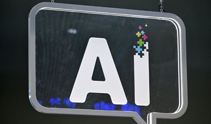 Un logotipo de AI (inteligencia artificial) aparece en el Mobile World Congress de Barcelona, España, el 27 de febrero de 2024. (Josep Lago/AFP vía Getty Images)