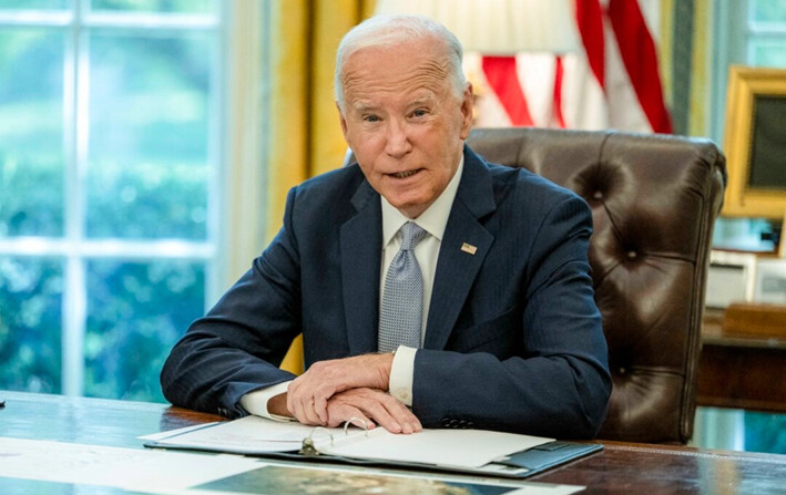 El presidente Joe Biden habla con la prensa antes de participar en una sesión informativa sobre la respuesta a la actual temporada de incendios forestales y los esfuerzos federales para reducir el riesgo de incendios forestales, en la Oficina Oval de la Casa Blanca, en Washington, el 17 de septiembre de 2024. (Andrew Caballero-Reynolds/AFP vía Getty Images)