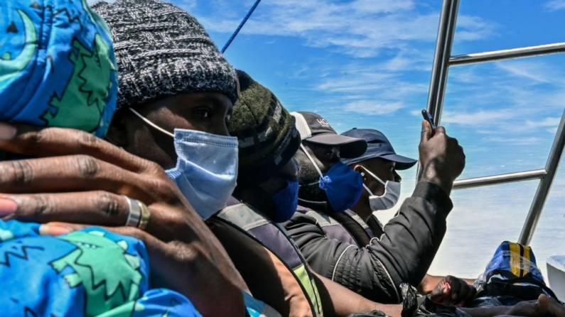 Migrantes varados de Cuba, Haití y varios países africanos viajan en una bota de Necoclí a Capurganá, Colombia, el 31 de julio de 2021.(Joaquin Sarmiento/AFP vía Getty Images)