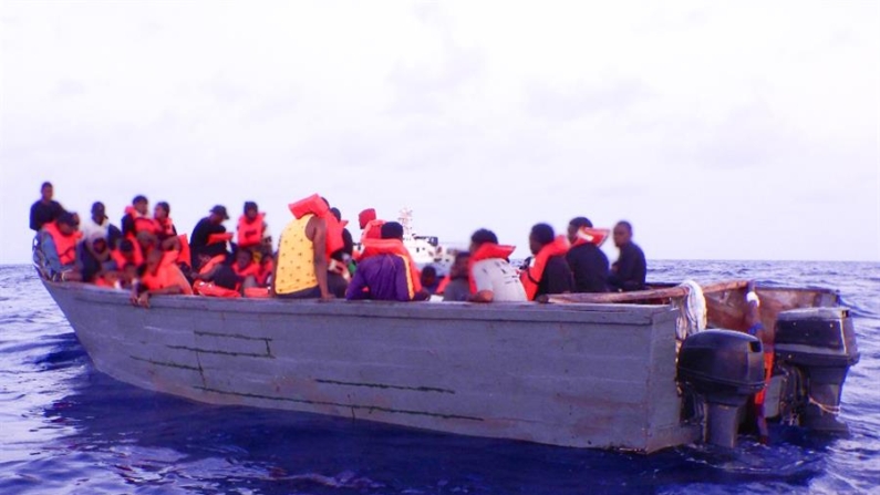 Fotografía cedida por la Guardia Costera estadounidense de una embarcación con varios migrantes interceptada el 14 de septiembre de 2024 al norte de la Isla de la Tortuga, Haití. EFE/Guardia Costera EE.UU.