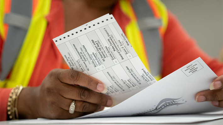 Las boletas de voto en ausencia se preparan para ser enviadas por correo en la Junta Electoral del Condado de Wake el 17 de septiembre de 2024 en Raleigh, Carolina del Norte. (Allison Joyce/Getty Images)