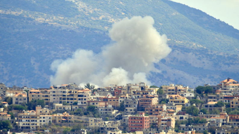 El 19 de septiembre de 2024 sale humo del lugar donde se produjo un ataque aéreo israelí en la localidad libanesa de Khiam, cerca de la frontera. (AFP vía Getty Images)