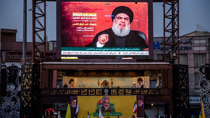 La gente se reúne para ver el discurso del secretario general de Hezbolá, Hassan Nasrallah, sobre el conflicto entre Israel y Hamás en Teherán, Irán, el 3 de noviembre de 2023. (HOSSEIN BERIS/Middle East Images/AFP vía Getty Images)
