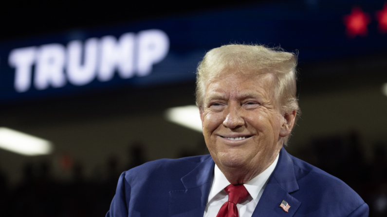 Donald Trump, el candidato presidencial republicano y expresidente de los Estados Unidos, celebró su primer evento de campaña en el Dort Financial Center en Flint, Michigan, el 17 de septiembre de 2024, tras un incidente ocurrido días antes en Florida, donde un hombre armado fue arrestado cerca del campo de golf donde Trump jugaba. (Scott Olson/Getty Images)