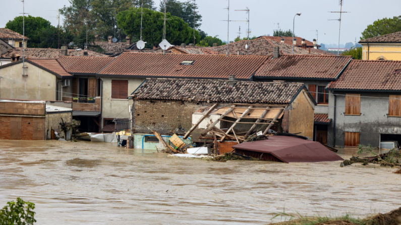 Una imagen muestra las inundaciones en el pequeño pueblo de Traversara (Italia), donde socorristas y helicópteros de la Fuerza Aérea organizan la evacuación de los residentes atrapados en sus casas rodeadas de agua, el 19 de septiembre de 2024. (Federico Scoppa/AFP vía Getty Images)