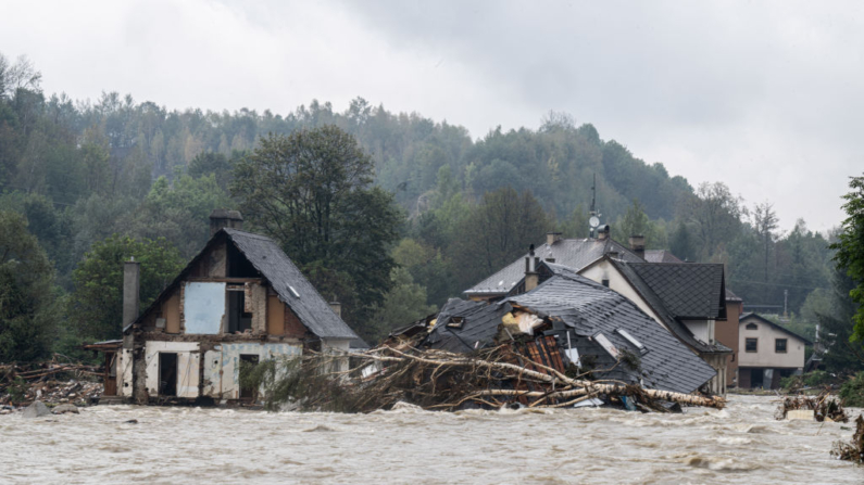 Esta foto tomada el 16 de septiembre de 2024 en Bela pod Pradedem (República Checa) muestra casas dañadas por las inundaciones del crecido arroyo Bela. (Michal Cizek/AFP vía Getty Images)