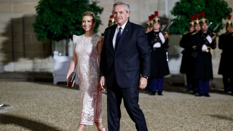 El expresidente de Argentina, Alberto Fernández (d), y la exesposa del presidente de Argentina, Fabiola Yáñez, llegan a la cena de clausura del Foro de Paz de París en el Palacio del Elíseo en París el 11 de noviembre de 2022. (Ludovic Marin/AFP vía Getty Images)