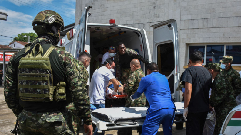 Paramédicos trasladan a un soldado herido en un ataque atribuido a la guerrilla del ELN en Arauca, Colombia, el 17 de septiembre de 2024. (Daniel Martinez/AFP vía Getty Images)