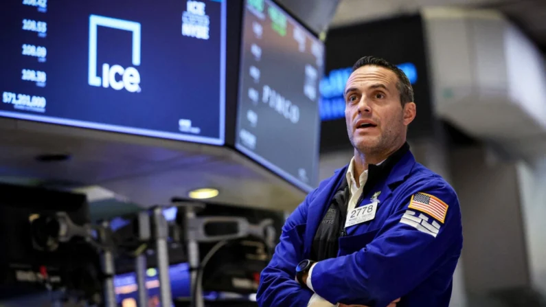 Operadores trabajan en la Bolsa de Nueva York el 26 de septiembre de 2023. (Brendan McDermid/Reuters)
