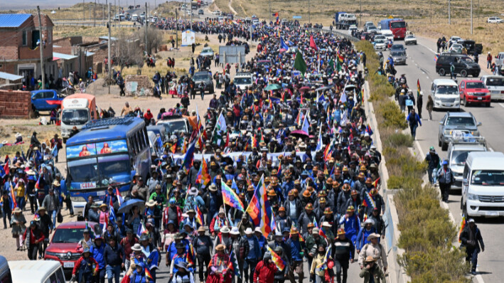 Cientos de personas participan en la llamada 'Marcha para Salvar Bolivia' contra el líder izquierdista Luis Arce en Caracollo, provincia de Oruro, 200 km al sur de La Paz, Bolivia, el 17 de septiembre de 2024. (AIZAR RALDES/AFP vía Getty Images)