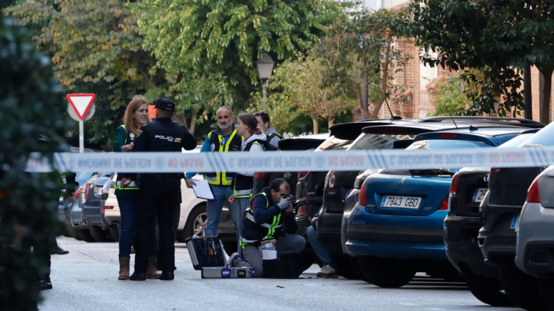 Miembros de la policía científica de España investigan la escena de un crimen, en una fotografía de archivo. (Oscar Del Pozo/AFP vía Getty Images)