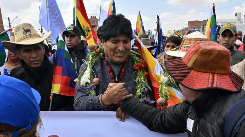 El expresidente boliviano (2006-2019) Evo Morales Ayma (c) saluda a un simpatizante durante la llamada 'Marcha para Salvar Bolivia' -contra su antiguo aliado, Luis Arce- en Caracollo, provincia de Oruro, 200 km al sur de La Paz, Bolivia, el 17 de septiembre de 2024. (Aizar Raldes/AFP vía Getty Images)