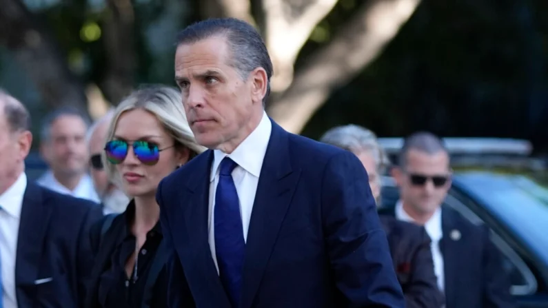 Hunter Biden, a la derecha, y su esposa Melissa Cohen Biden, llegan a un tribunal federal para la selección del jurado para su juicio por delitos graves en Los Ángeles el 5 de septiembre de 2024. (Jae C. Foto Hong/AP)
