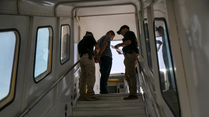 La policía guatemalteca se prepara para escoltar a un criminal condenado que llegó en un vuelo de deportación de ICE desde Brownsville, Texas, el 29 de agosto de 2019, a la Ciudad de Guatemala. (John Moore/Getty Images)