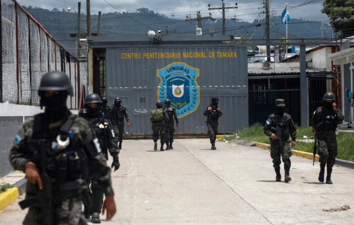 Policías militares custodian la entrada del Centro Penitenciario Nacional en Tamara, en las afueras de Tegucigalpa, Honduras, el 26 de junio de 2023. (Elmer Martinez/Foto AP). 