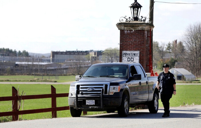 Un policía vigila una entrada del Centro Correccional Souza-Baranowski en Shirley, Massachusetts, el 19 de abril de 2017. (Elise Amendola/Foto AP). 
