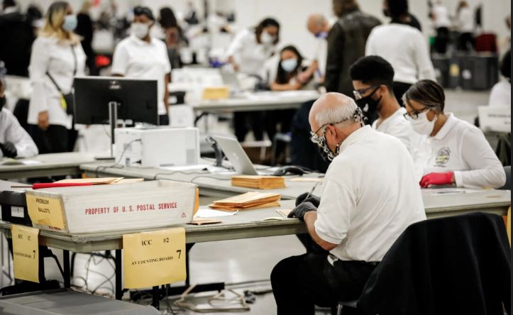 Trabajadores electorales cuentan los votos en ausencia para las elecciones generales de 2020 en el TCF Center de Detroit el 4 de noviembre de 2020. (Jeff Kowalsky/AFP vía Getty Images)