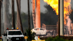 Hallan restos humanos en camioneta vinculada a incendio de oleoducto en suburbios de Houston