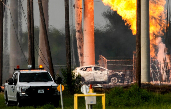 Un enorme incendio arde en una tubería  después que un vehículo atravesara una valla a lo largo de un aparcamiento y golpeara una válvula sobre el suelo en La Porte, Texas, el lunes 16 de septiembre de 2024. (Brett Coomer/Houston Chronicle vía AP). 
