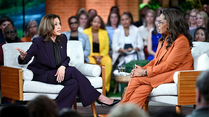 La vicepresidenta y candidata presidencial demócrata Kamala Harris (izquierda) se une a la productora de televisión Oprah Winfrey en un mitin "Unidos por América" transmitido en vivo en Farmington Hills, Michigan, el 19 de septiembre de 2024. (Saul Loeb/AFP vía Getty Images)