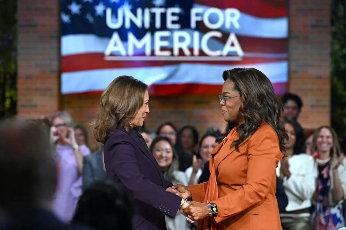 La vicepresidenta y candidata presidencial demócrata Kamala Harris (izquierda) se une a la productora de televisión Oprah Winfrey en un mitin "Unidos por América" transmitido en vivo en Farmington Hills, Michigan, el 19 de septiembre de 2024. (Saul Loeb/AFP vía Getty Images)