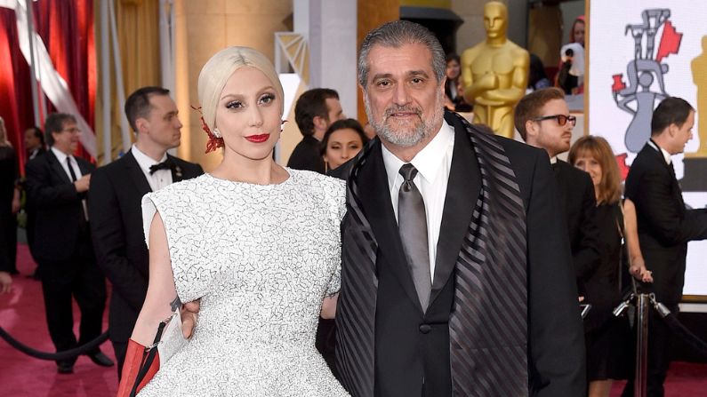 La artista Lady Gaga (izquierda) y Joseph Germanotta asisten a la 87ª edición de los Premios de la Academia en el Hollywood & Highland Center el 22 de febrero de 2015 en Hollywood, California. (Kevork Djansezian/Getty Images)